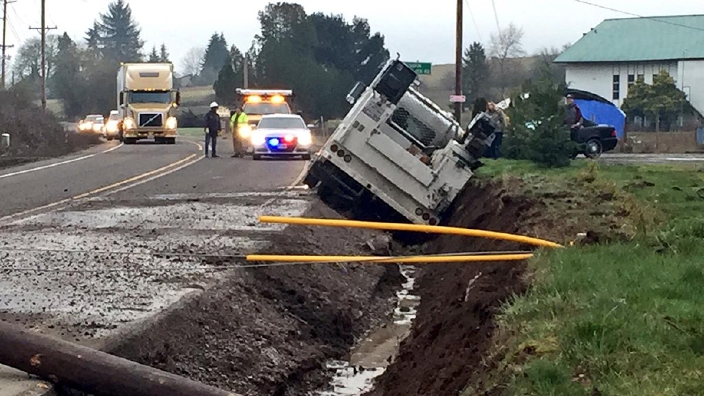 Crash closes Hwy 47 outside Gaston, Ore. KMTR