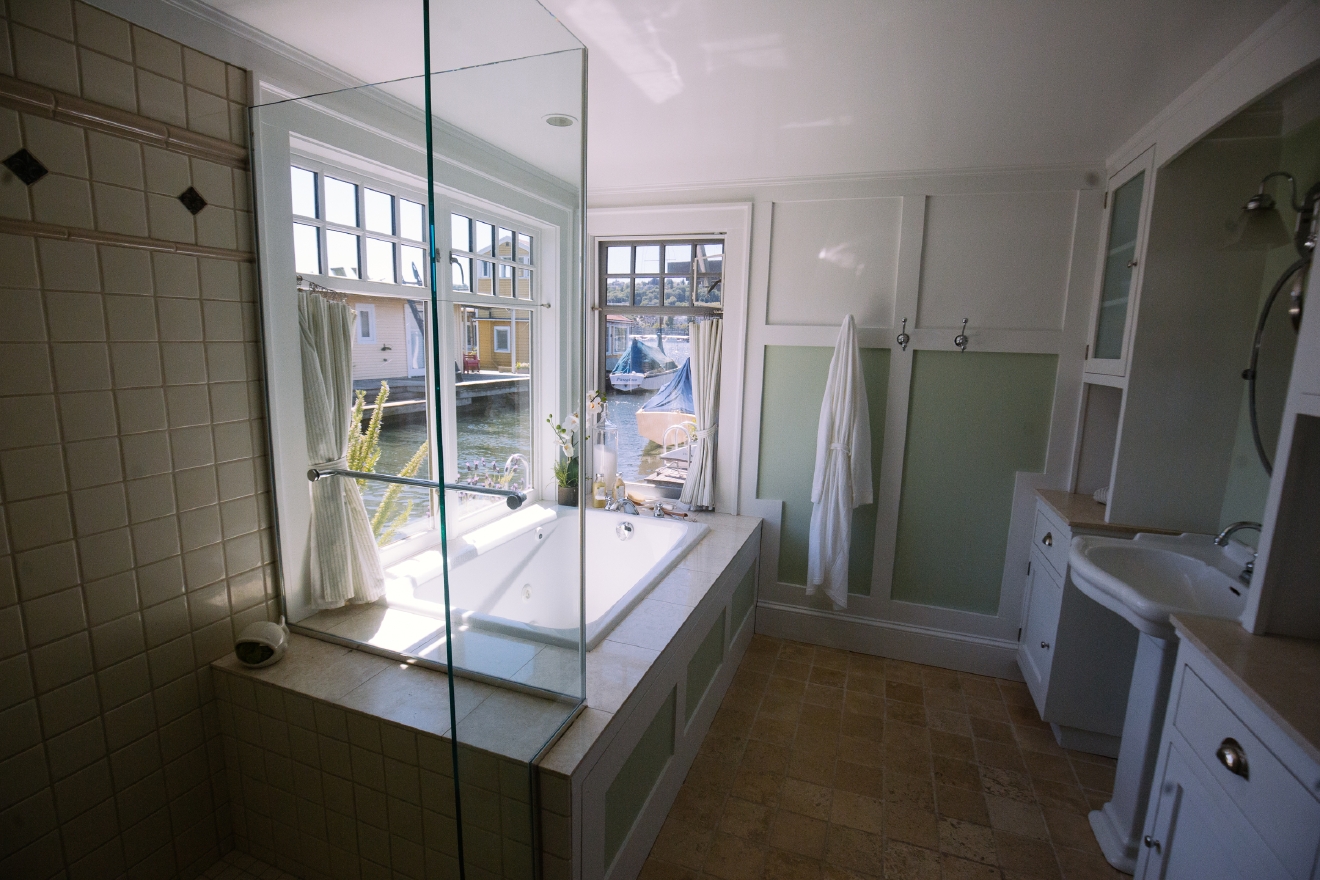 This South Lake Union Houseboat is What Dreams Are Made Of Seattle