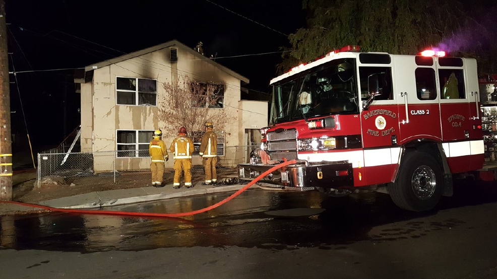 East Bakersfield apartment complex catches fire KBAK