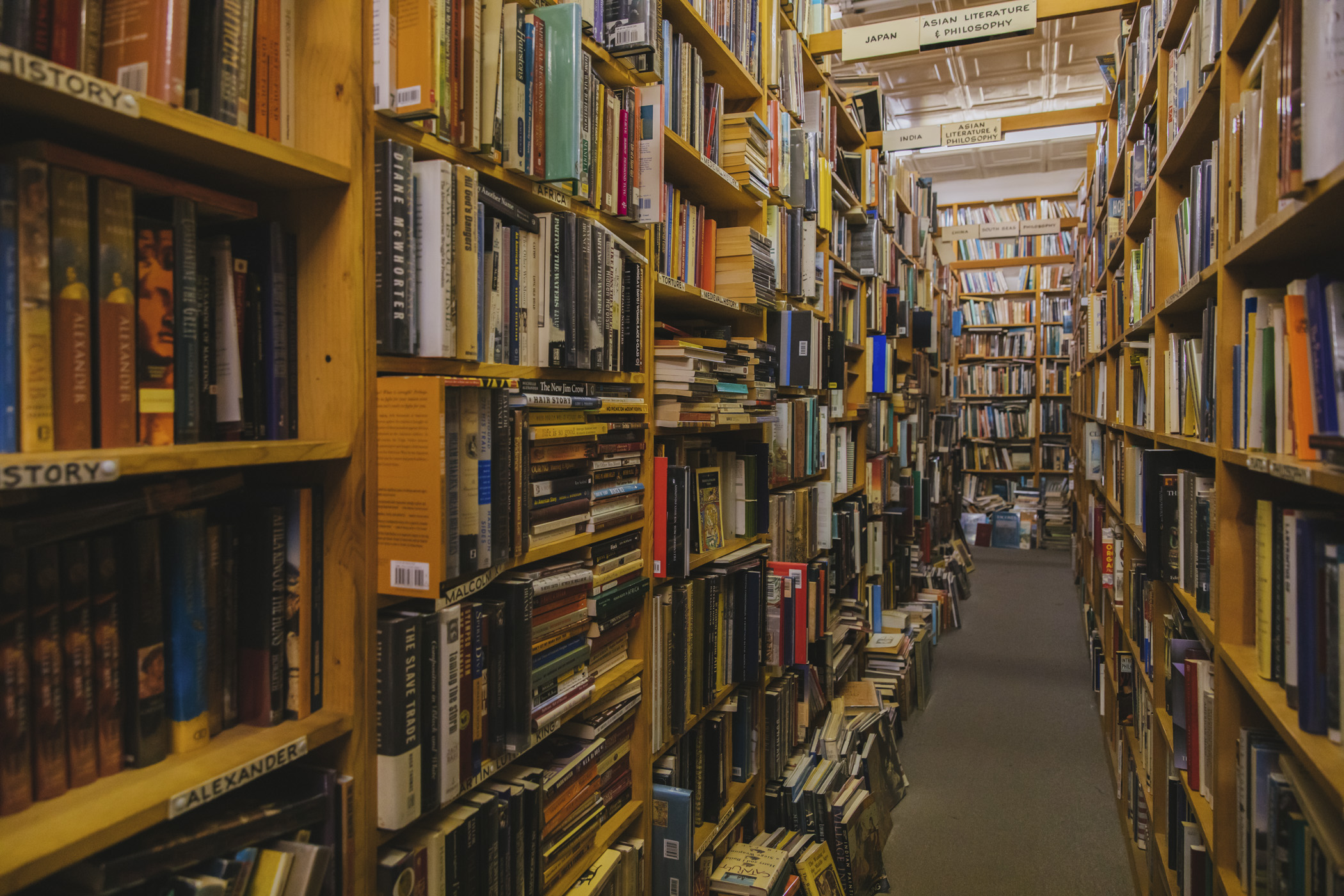 photos-inside-the-largest-used-bookstore-in-washington-seattle-refined
